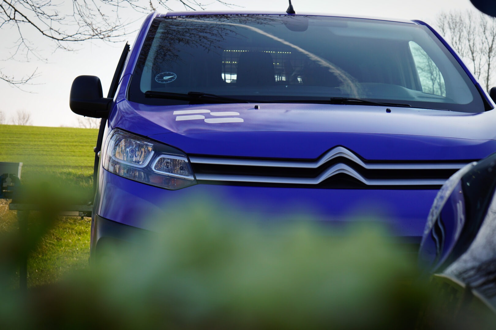 Front på BoxNow servicevogn under hjemmebaseret bilservice