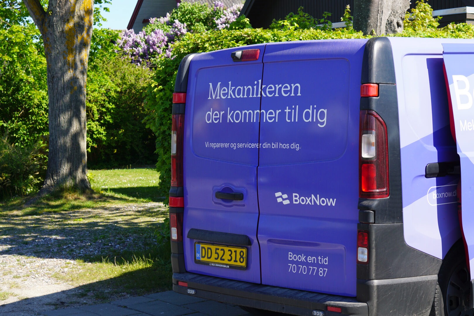 BoxNow servicevogn med budskabet “Mekanikeren der kommer til dig” parkeret klar til bilreparation hos kunde