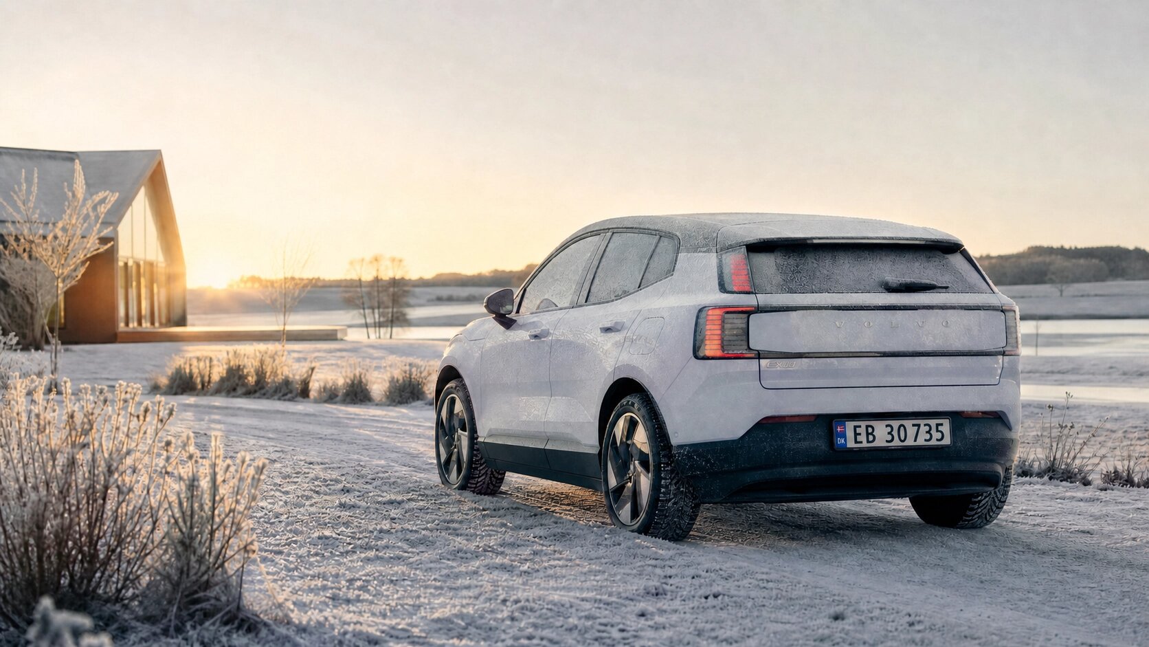 Hvid elbil holder parkeret i frostvejr en vintermorgen
