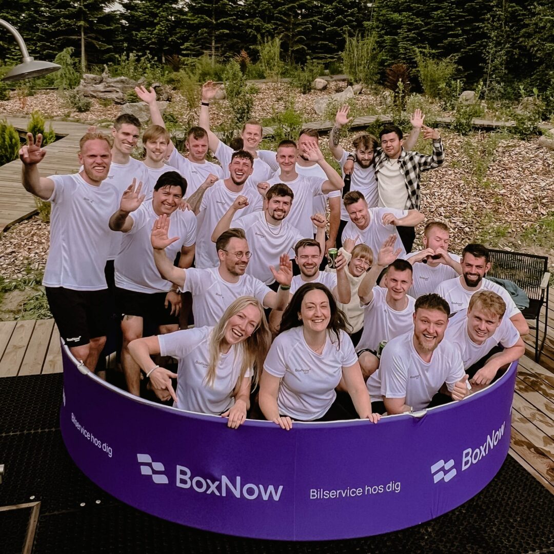 Gruppebillede af hele BoxNow-teamet.